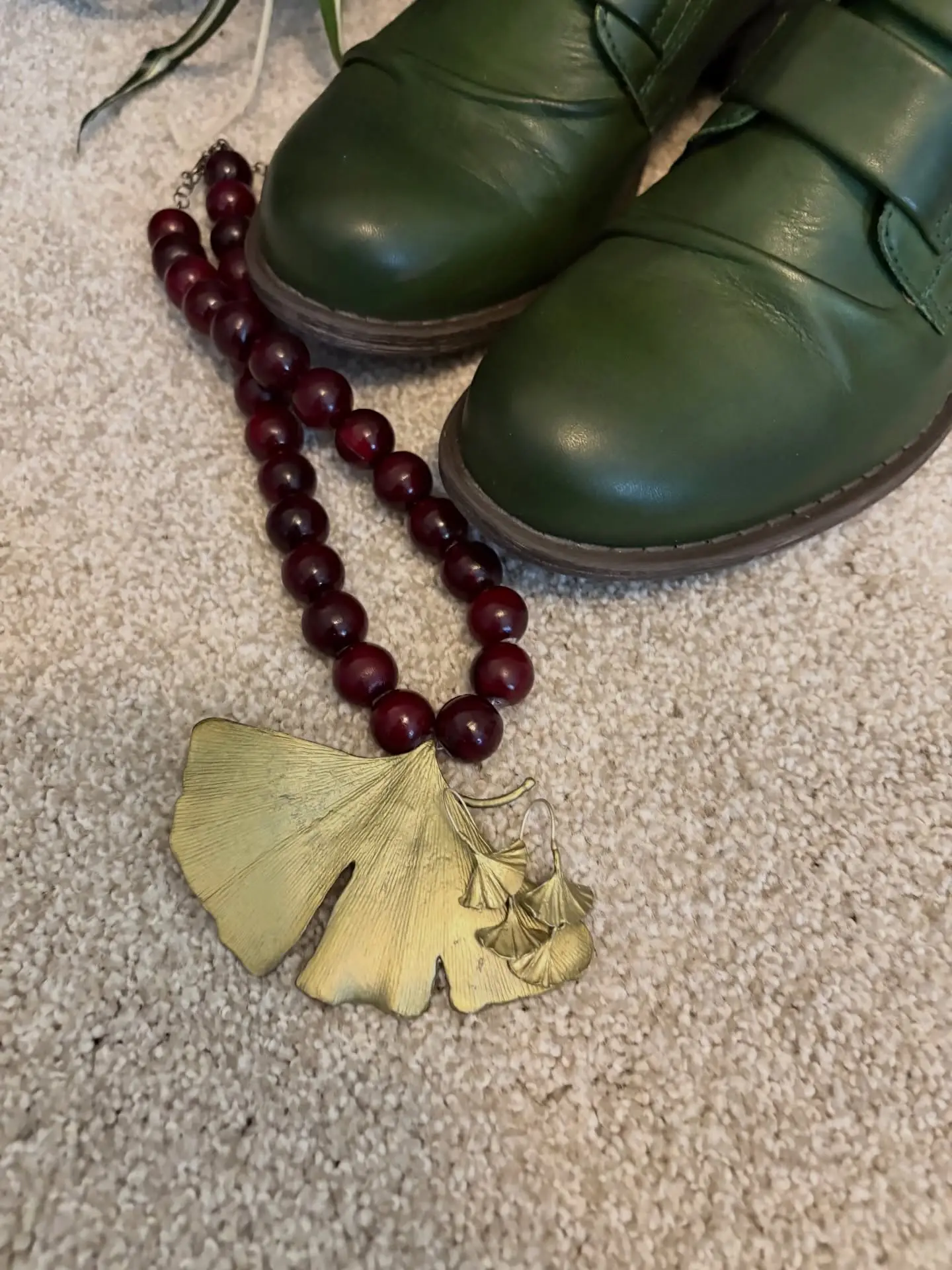 I don’t know which of these beauties I’m calling Darllin!  This Gingko necklace by @michaelmichaudjewellery or these @mizmooz green Leighton boots!  What do you think?  Boots? #lovemyboots #ginkojewelry #styleover60 #greenboots