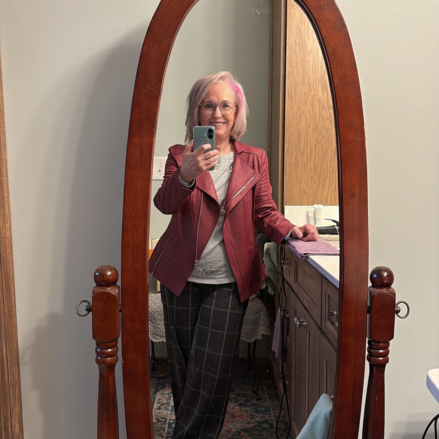 How to know you’re recognized as a bit of a fashion rebel? I wore this beautiful @clarasunwoo Liquid Leather Jacket with wide leg ponte pants to the museum, and one of the docents asked where my colors were!  Now, I guess I have a reputation to uphold!  #stylerebel #oversixtyandfabulous #neutralsarefuntoo #gottakeepupmyreputation #silversisters