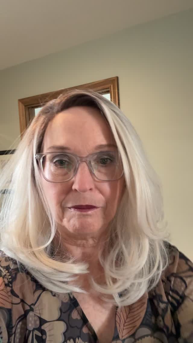 I’m really new at this whole wig game.  I’ve watched oodles of videos about getting your wig to understand you’re the boss.  This wig doesn’t believe me! 😂😬 So, what do you do, my fellow wig devotees?  Pop your answers in the comments, please!  Love the wig, but I need to make it behave! #wiglife💇🏽‍♀️ #wignewbie #trainyourwig #wigsisters #oversixtyandstillfabulous