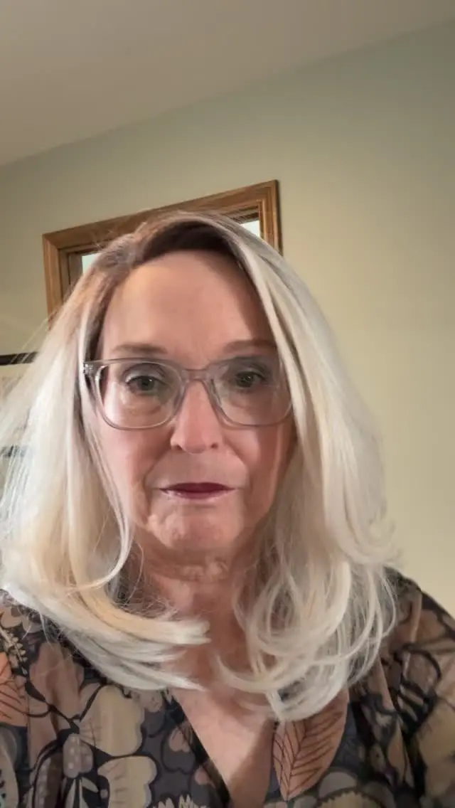 I’m really new at this whole wig game.  I’ve watched oodles of videos about getting your wig to understand you’re the boss.  This wig doesn’t believe me! 😂😬 So, what do you do, my fellow wig devotees?  Pop your answers in the comments, please!  Love the wig, but I need to make it behave! #wiglife💇🏽‍♀️ #wignewbie #trainyourwig #wigsisters #oversixtyandstillfabulous