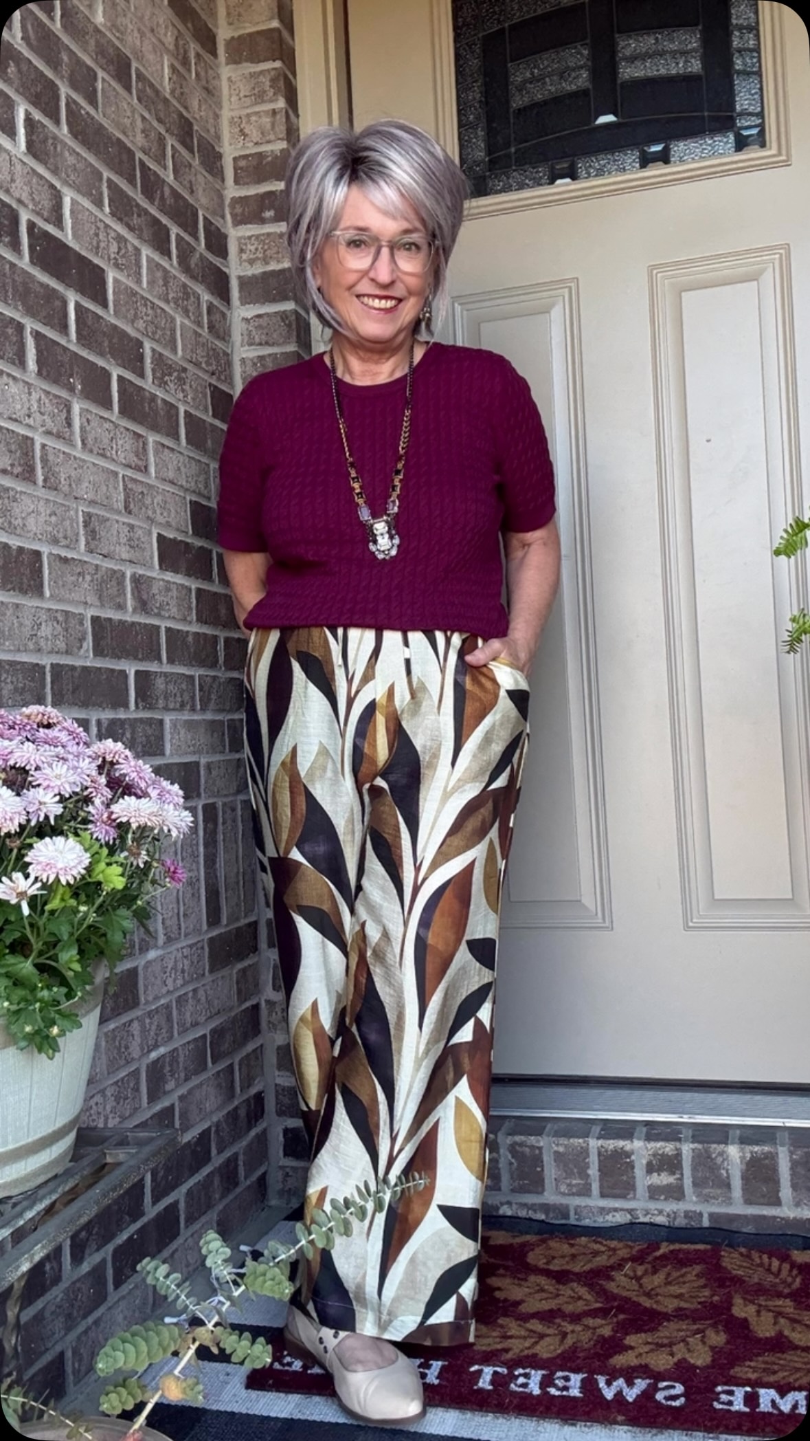 Do you ever struggle with what to wear?  Is your closet bursting, but you can’t ever find anything to wear?  Do you think I have the answers?  Easy one there! Nope, I don’t have the answers, but I do offer some advice over on the blog!  Just click the link!  I’m wearing some fun trousers and a simple cable sweater along with the gorgeous @noriko.wigs Zeal in lilac silver!  #oversixtyandfabulous #styleatanyage #idontknowwhattowear #oversixtystyle #wiglifestyle💋
